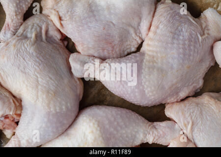 Rohes Hähnchen Schenkel in der Nähe auf Fach Stockfoto