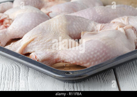 Rohes Hähnchen Schenkel in der Nähe auf Fach Stockfoto