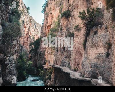 Pfad mit hängenden Brücken über die Mundo River im Almadenes Canyon in Hellín, Albacete Stockfoto