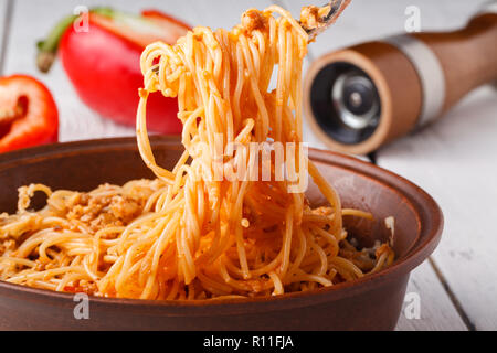 Asiatische Mahlzeit aus Reis, Nudeln, Tofu, Gemüse und Shiitake-pilze. Traditionelle orientalische Küche essen. Stockfoto