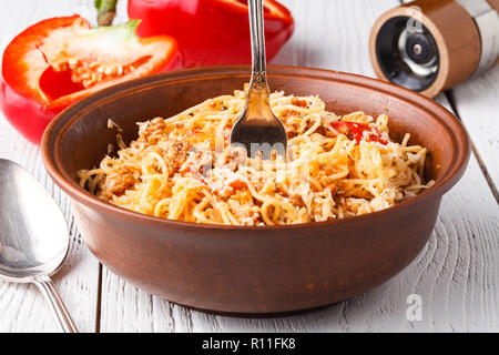 Asiatische Mahlzeit aus Reis, Nudeln, Tofu, Gemüse und Shiitake-pilze. Traditionelle orientalische Küche essen. Stockfoto