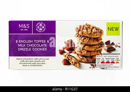 Box von M&S8 English Toffee & Milch Schokolade Nieselregen Cookies isoliert auf weißem Hintergrund - in Yorkshire gemacht Stockfoto