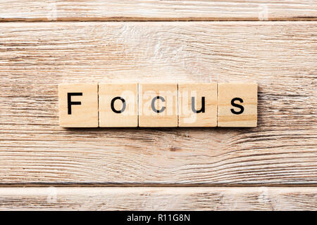 Schwerpunkt Word auf Holz Block geschrieben. Schwerpunkt Text auf Tisch, Konzept. Stockfoto