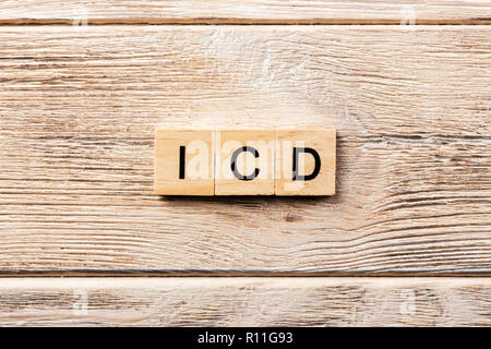 Icd Wort auf Holz Block geschrieben. icd Text auf Tisch, Konzept. Stockfoto