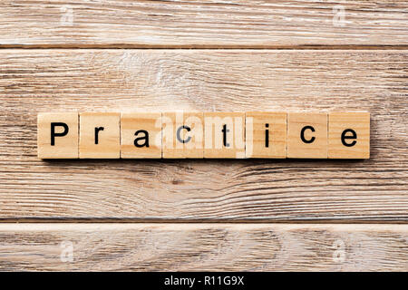 Praxis Wort auf Holz Block geschrieben. praxis Text auf Tisch, Konzept. Stockfoto