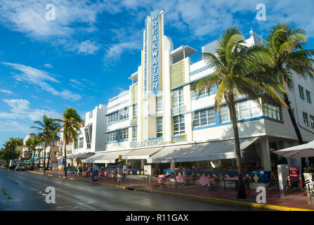 MIAMI - ca. September 2018: Tabellen in Straßencafés warten auf die Ankunft der brunch Masse auf dem historischen Art déco-Viertel von South Beach. Stockfoto