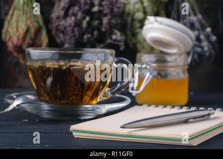 Rezept der Heilung Kräutertee mit offenen Notebook Stockfoto