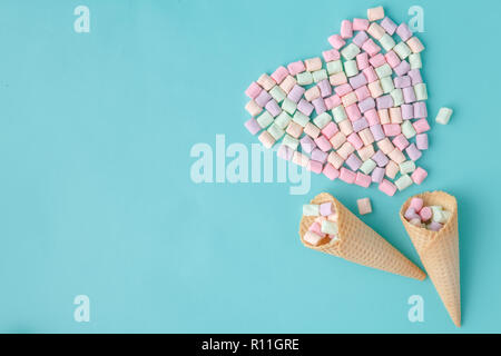 Eis lovу Konzept, Flachbild Waffel Kegel auf blauem Hintergrund legen Stockfoto