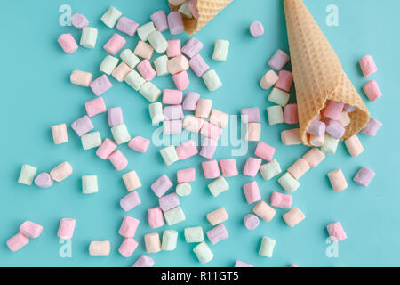 Eis lovу Konzept, Flachbild Waffel Kegel auf blauem Hintergrund legen Stockfoto