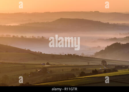 Schöne herbstliche Landschaft in Derbyshire, England - fantastische Landschaften und beeindruckende Architektur Stockfoto