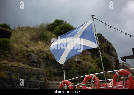 Saltire Flagge Schottland fliegen auf der Rückseite der Magd der Vierten Boot auf inchcolm Insel, Fife, Schottland Stockfoto