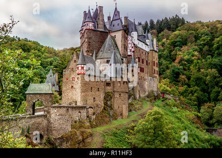 Burg Eltz in der Eifel eine der bekanntesten Burgen in Deutschland Rheinland Pfalz Stockfoto