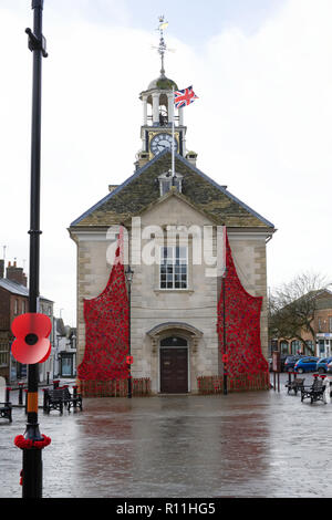 Brackley Rathaus geschmückt mit gewirkten und gestrickten Mohn den Waffenstillstand Centenary, 2018 zu markieren. Stockfoto