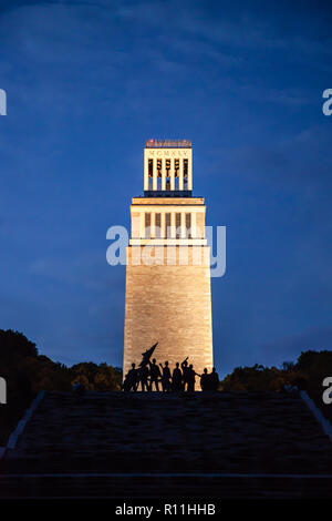 Weimar, Deutschland - August 2018: Gedenkstätte Buchenwald Glockenturm und die Silhouetten der Gruppe von Figuren in der Nacht Stockfoto