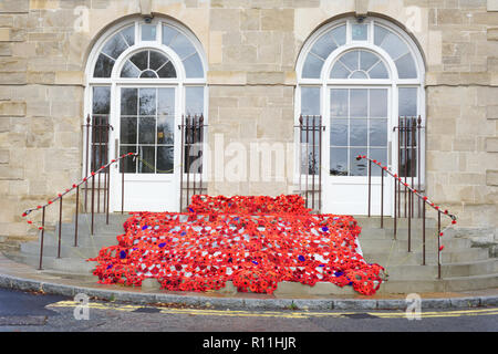 Brackley Rathaus geschmückt mit gewirkten und gestrickten Mohn den Waffenstillstand Centenary, 2018 zu markieren. Stockfoto