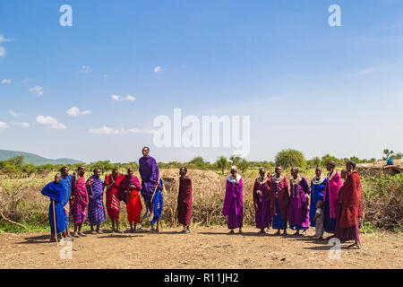 Arusha, Tansania - Januar 24, 2018 - traditionelle Masai Tanz für Touristen in der Nähe von Arusha, Tansania durchgeführt. Stockfoto