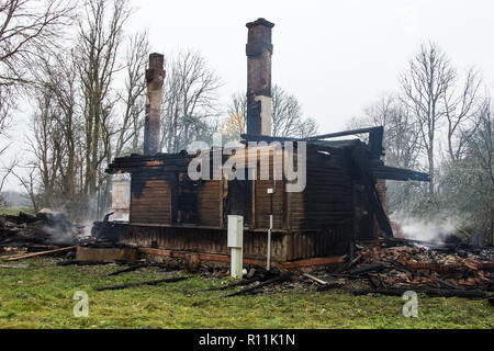 Verkohltes Holz eine verbrannte Haus in Lettland November Stockfoto