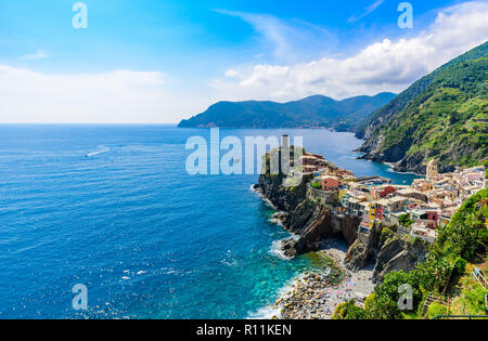 Vernazza - Dorf der Cinque Terre Nationalpark an der italienischen Küste. Schöne Farben bei Sonnenuntergang. Der Provinz von La Spezia, Ligurien, im Norden von Italien Stockfoto