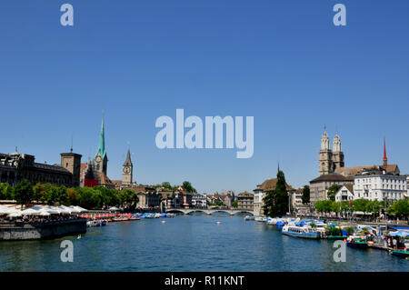 Stadt Zürich ist seit Jahren unter den Top fünf Städten rund um die Welt mit den höchsten Lebensstandard. Blick vom Bellevue Brücke hinunter die Limmat ri Stockfoto