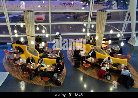 Schweiz: Abflughalle Lounge für Passagiere am Flughafen Zürich Stockfoto