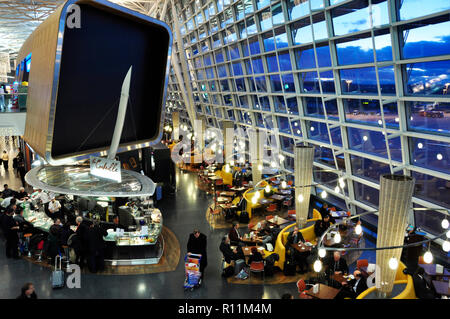Schweiz: Abflughalle Lounge für Passagiere am Flughafen Zürich Stockfoto