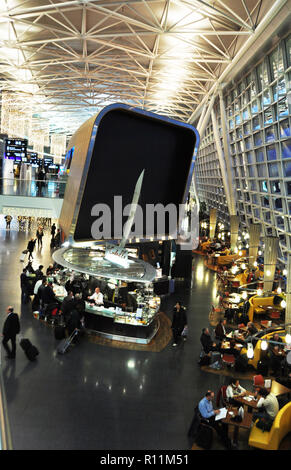 Schweiz: Abflughalle Lounge für Passagiere am Flughafen Zürich Stockfoto