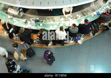 Zürich - Flughafen: Abfahrt Halle Restaurant für die Passagiere Stockfoto