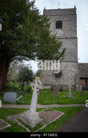 Uhr- und Glockenturm aus dem 12. Jahrhundert, Kirche der Hl. Jungfrau Maria in Eardisland, Herefordshire. Stockfoto