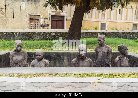 Stone Town, Sansibar, Tansania - Januar 29, 2018 - Skulptur von Sklaven, die Opfer der Sklaverei in Stone Town. Stockfoto