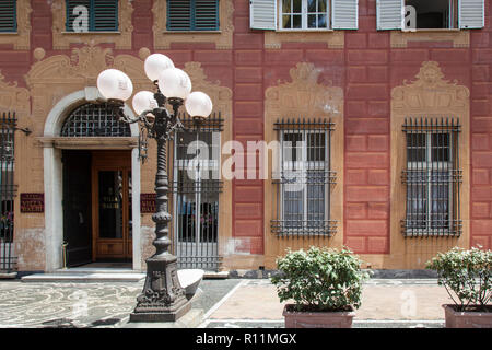 Bunte Tromp l'oeil Dekoration an der vorderen Fassade des Hotel Villa Balbi in Sestri Lavante. Stockfoto