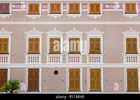 Fensterläden aus Holz sind mit Trompe-l'oeil-Säulen, Balustraden und Rahmen auf diesem Gebäude in Sestri Levante eingerichtet. Stockfoto