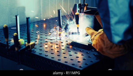 Man Schweißnähte an der Fabrik in der Metallindustrie arbeiten Stockfoto