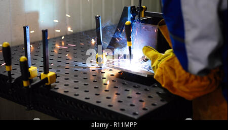 Man Schweißnähte an der Fabrik in der Metallindustrie arbeiten Stockfoto