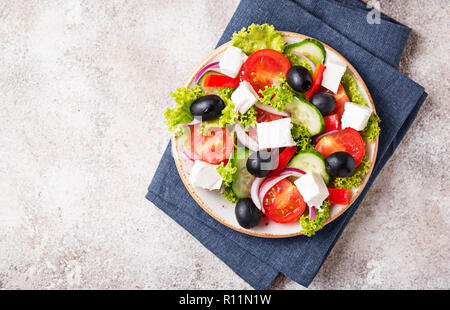 Traditioneller Griechischer Salat mit Feta, Oliven und Gemüse Stockfoto