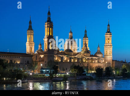 Zaragoza, Spanien. Blick auf die Basilika de Nuestra Señora del Pilar (Basilika Unserer Lieben Frau von der Säule) und dem Fluss Ebro in der Nacht, Zaragoza, Spanien Stockfoto