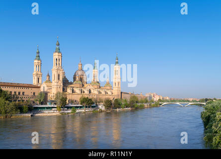Blick auf die Basilika de Nuestra Señora del Pilar (Basilika Unserer Lieben Frau von der Säule) und dem Fluss Ebro von Puente de Piedra, Zaragoza, Aragon, Spanien Stockfoto