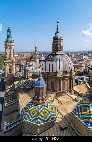 Blick über die Stadt von der Spitze der Basilika de Nuestra Señora del Pilar (Basilika Unserer Lieben Frau von der Säule), Zaragoza, Aragon, Spanien. Stockfoto