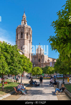 Valencia, Spanien. Plaza de la Reina mit Blick auf die Kathedrale von Valencia und den Miguelete Turm, Valencia, Spanien Stockfoto