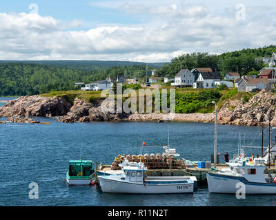 Hummer Boote am Dock in Neils Harbour, Nova Scotia, Kanada. Stockfoto