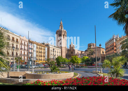 Plaza de la Reina mit Blick auf die Kathedrale von Valencia und den Miguelete Turm, Valencia, Spanien Stockfoto