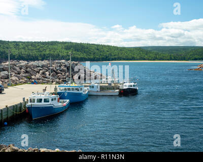 Hummer Boote am Dock in Neils Harbour, Nova Scotia, Kanada. Stockfoto