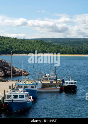 Hummer Boote am Dock in Neils Harbour, Nova Scotia, Kanada. Stockfoto