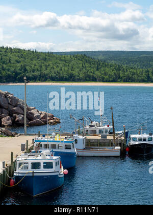 Hummer Boote am Dock in Neils Harbour, Nova Scotia, Kanada. Stockfoto