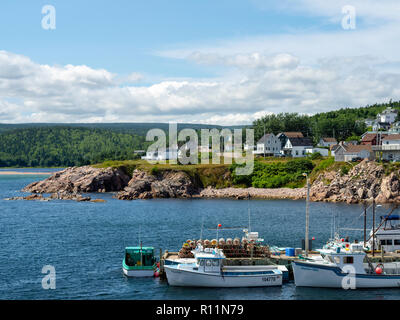 Hummer Boote am Dock in Neils Harbour, Nova Scotia, Kanada. Stockfoto