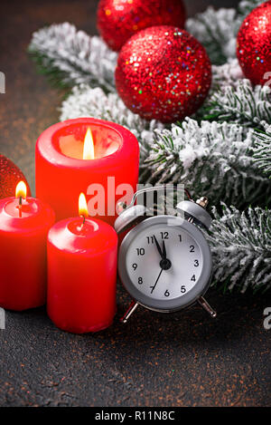 Weihnachten Hintergrund mit Niederlassung des Baums und Kugeln Stockfoto
