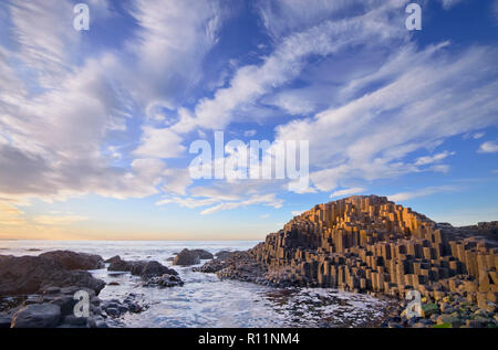 Nordirland, County Antrim, Giants Causeway, dramatische cloud Muster über die Felsen bei Sonnenuntergang. Stockfoto