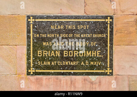 Nordirland Armagh City, St Patrick's Kirche von Irland Kathedrale, Memorial Kennzeichnung der Beerdigung Ort der berühmten 11. Jahrhundert irischen König Brian Boru. Stockfoto