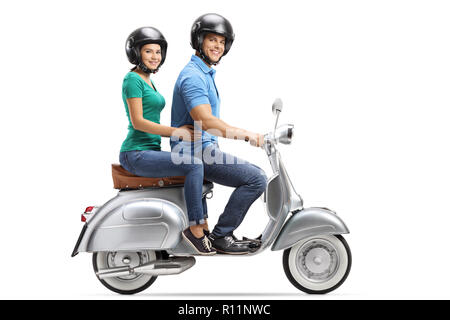 Volle Länge Profil Schuß von jungen männlichen und weiblichen Reiten auf einem Oldtimer Motorrad und mit Helm auf weißem Hintergrund Stockfoto