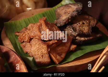 Babat Goreng. Scheiben Rindfleisch tripes, in Sojasauce geschmortes wurde und leicht gebraten. Stockfoto