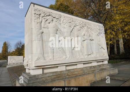 Berlin - Das Sowjetische Ehrenmal im Treptower Park ehrt sowjetischen Soldaten, die im Kampf um 1945 in Berlin gestorben Stockfoto